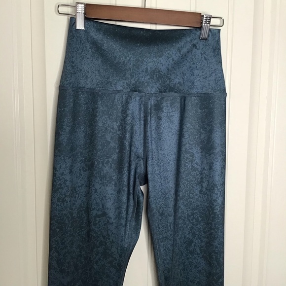 Beyond Yoga Lux High Waist Leggings in Distressed Navy. - Picture 3 of 12